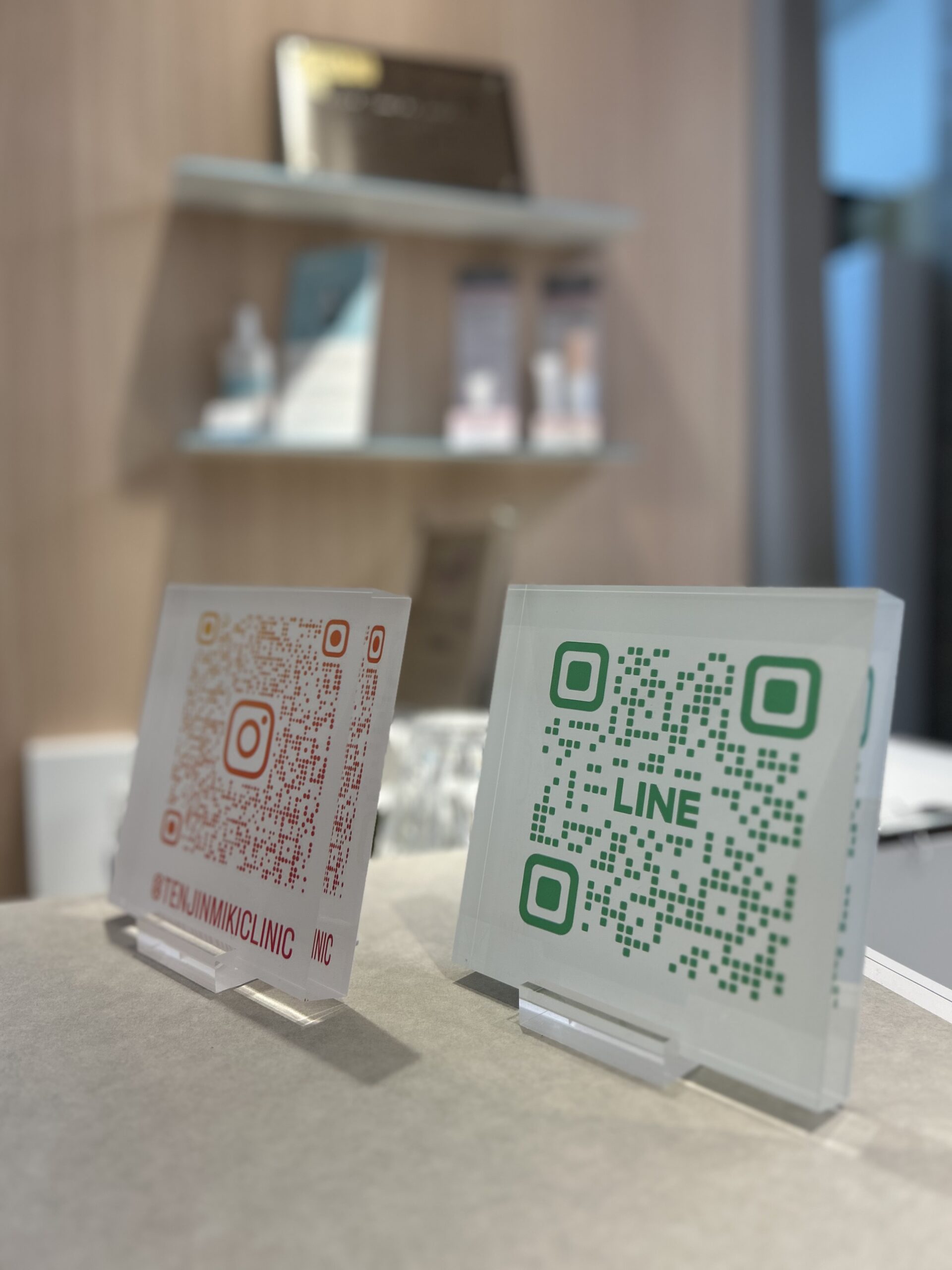 天神みきクリニック様　アクリルパネルサイン