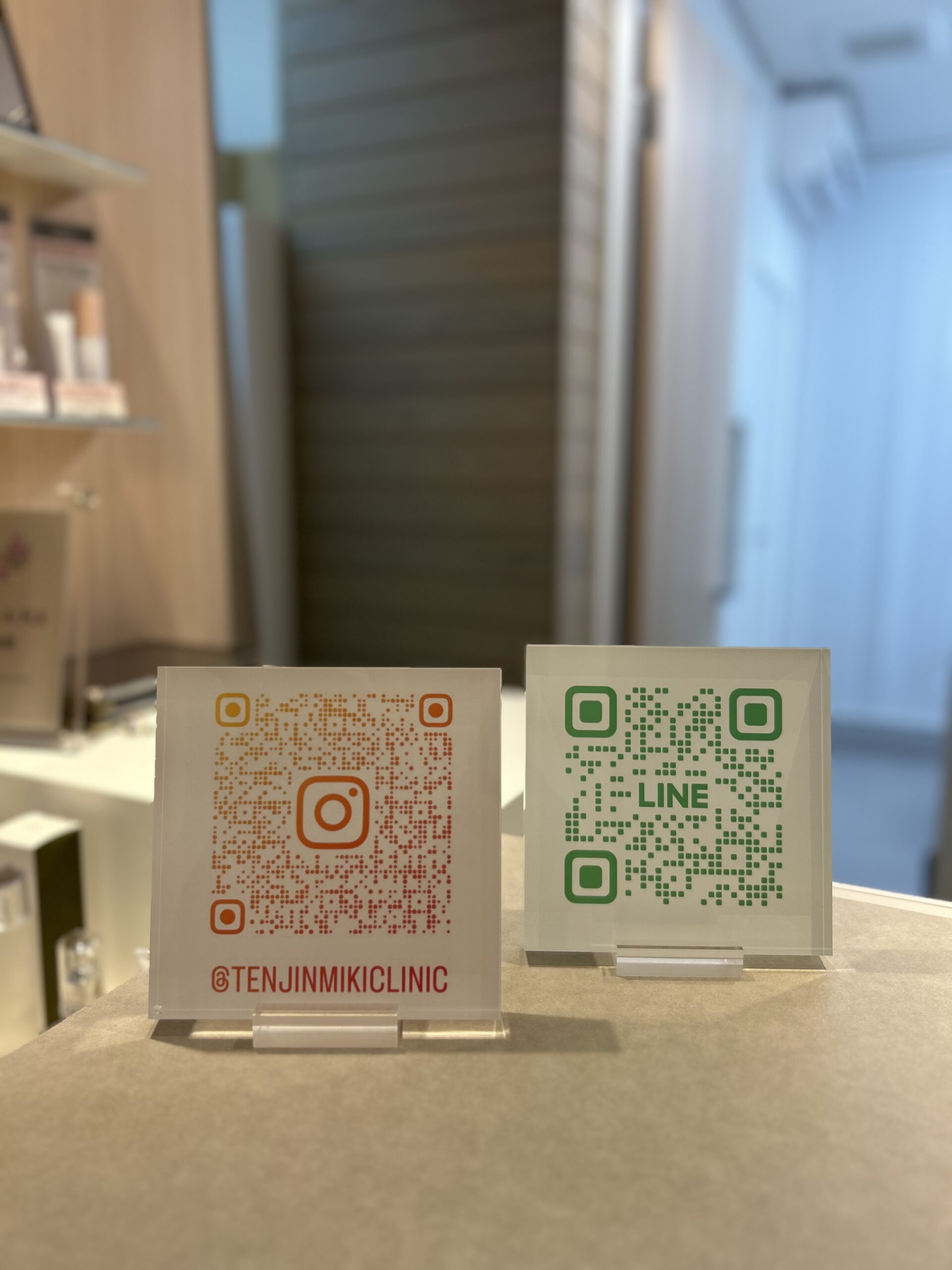 天神みきクリニック様　アクリルパネルサイン